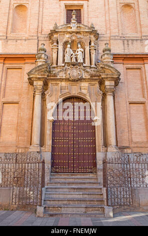 GRANADA, Spagna - 28 Maggio 2015: Il Rinascimento portale in stile barocco della chiesa Foto Stock