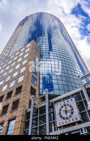 Centro Tabor grattacielo riflettendo una nuvole e cielo a Denver in Colorado Foto Stock