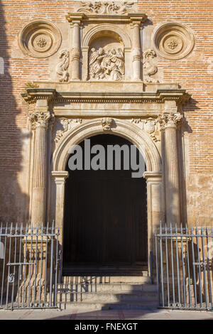 GRANADA, Spagna - 28 Maggio 2015: Il Rinascimento portale in stile barocco di Iglesia de San Ildefonso Foto Stock