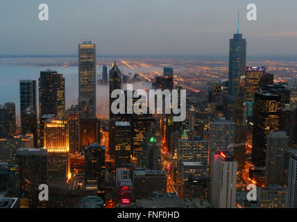 Downtown Chicago skyline come nebbia entra in off del lago Michigan visto da 360 Chicago osservatorio di John Hancock Center Foto Stock