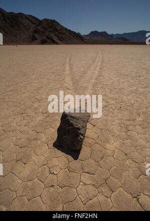 Death Valley, California, Stati Uniti d'America. Xii Mar, 2016. La "pista" playa nella Valle della Morte. La pista è una playa, un dry lakebed, meglio conosciuta per le sue strane rocce in movimento. Sebbene nessuno lo abbia effettivamente visto le rocce si muovono, il meandro lungo le vie a sinistra dietro nel fango la superficie della playa attestano la loro attività. Il parco contiene un variegato ambiente desertico di sale-appartamenti, dune di sabbia, badlands, valli, canyon e montagne. In questo sotto il livello del mare il bacino, persistente siccità e registrare il calore d'estate fanno Death Valley una terra di estremi. È il più grande parco nazionale in basso 48 membri e h Foto Stock