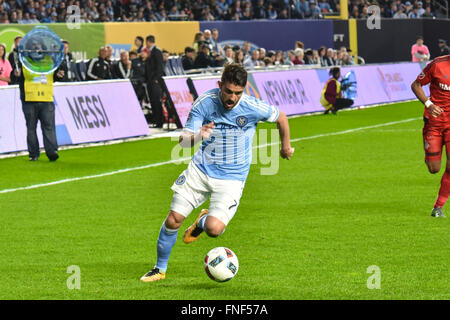 Il Bronx, New York, Stati Uniti d'America. 13 Mar, 2016. David Villa (NYCFC), 13 marzo 2016 - Calcetto : Major League Soccer match tra New York City FC 2-2 Toronto FC allo Yankee Stadium nel Bronx, New York, Stati Uniti. Credito: Hiroaki Yamaguchi/AFLO/Alamy Live News Foto Stock