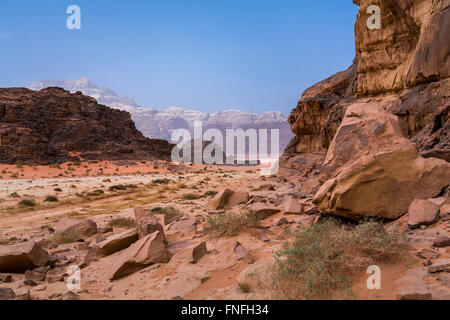 Il Wadi Rum deserto paesaggio di montagne e le dune di sabbia del sud del Regno Hascemita di Giordania, Medio Oriente. Foto Stock