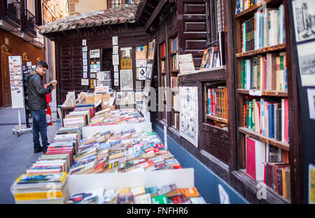 Libri in stallo Callejon de San Gines, Madrid degli austriaci, Madrid, Spagna. Foto Stock