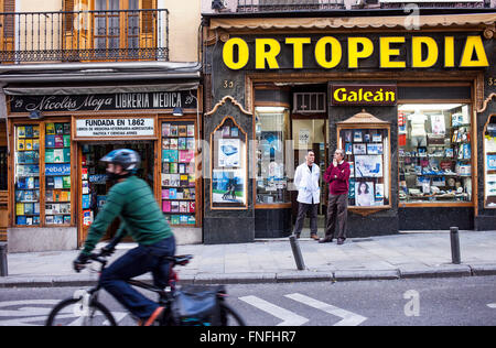 Scena di strada, in calle Carretas, Madrid, Spagna Foto Stock