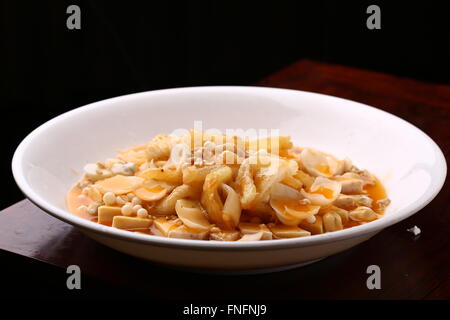 La cucina cinese è servita su piastra Foto Stock