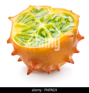 La metà della frutta kiwano sullo sfondo bianco. Foto Stock