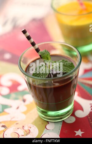 Dolce al cioccolato in un colpo di vetro con un biscotto stick Foto Stock