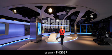 Vista panoramica di news studio con femmina news presenter. Al Jazeera Studio presso la Shard, Londra, Regno Unito. Architetto: Vee Foto Stock