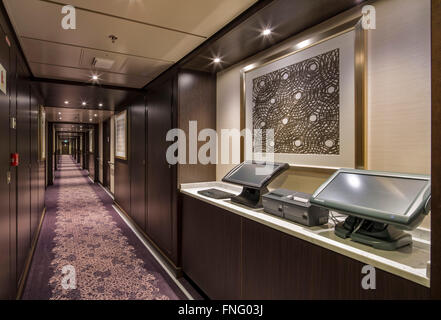 Corridoio delle camere di trattamento. La Norwegian Cruise Ship - La Fuga, Southampton, Regno Unito. Architetto: Design SMC, 2015. Foto Stock