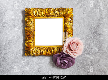 Immagine di laici piana mockup scena con cornice dorata. Foto Stock