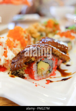 Set di sushi ; rotolo di sushi con salmone e anguilla affumicata Foto Stock
