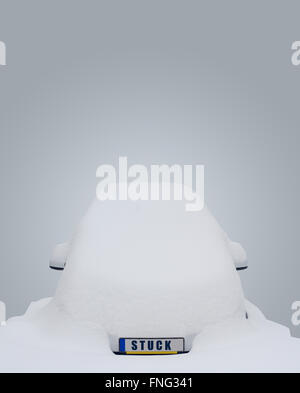 Auto coperto di neve con la parola bloccato redatto sulla targa su sfondo grigio Foto Stock