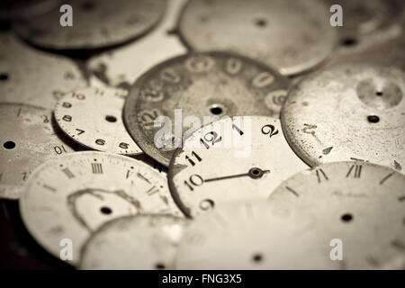 Parte superiore orizzontale vista di un set rotto gli orologi a mano Foto Stock
