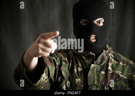 Ritratto di terrorista fotocamera di indirizzamento Foto Stock
