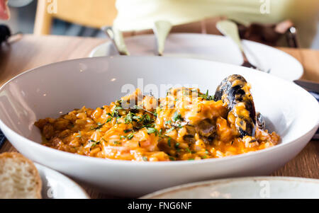 Risotto ai frutti di mare sulla piastra bianca Foto Stock