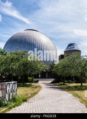 Il Planetario Zeiss Major dell'architetto Erhardt Gißke è stato inaugurato nel 1987 ai confini del Parco Ernst-Thälmann, che ospita le proprietà Prenzlauer Berg, Berlino Foto Stock