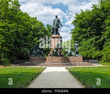 Bronze Bismarck memorial nella pubblica Tiergarten park in estate, Berlino Foto Stock