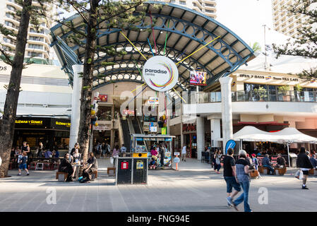 Ingresso principale al Paradise Centre shopping mall sulla trafficata Cavill Avenue a Surfers Paradise sulla Gold Coast di Queensland Foto Stock