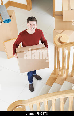 Ritratto di giovane uomo che si muove nella nuova casa Foto Stock