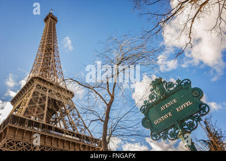 La torre Eiffel e avenue Gustave Eiffel segno, Parigi Francia Foto Stock