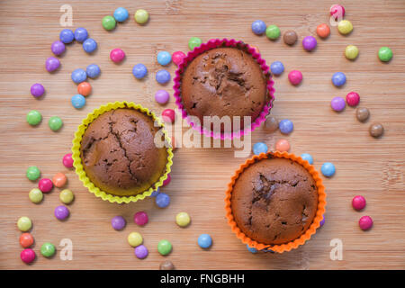 Colorato tortini di cioccolato con dolci Foto Stock