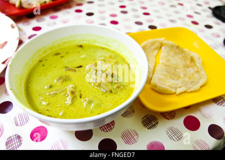 Indonesiano di manzo piccante curry con latte di cocco servita con roti. Foto Stock