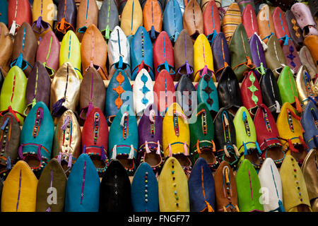 Pantofole marocchino per la vendita nel souk di Marrakech, Marocco Foto Stock