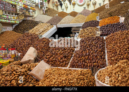 Frutta a guscio e frutta secca per la vendita nel souk di Marrakech, Marocco Foto Stock