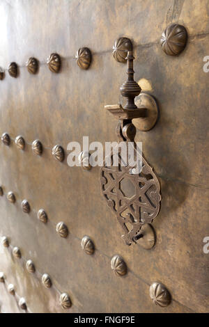Paracolpi in metallo sulla porta in ottone Marrakech, Marocco Foto Stock