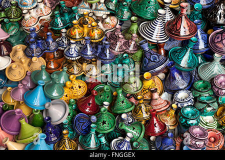 Pressione di stallo di mercato nella medina con varietà di souvenir gli ingredienti di base di una tagine, Marrakech, Marocco Foto Stock