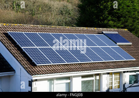 Pannelli solari sul tetto di un bungalow in Cornovaglia, England, Regno Unito Foto Stock