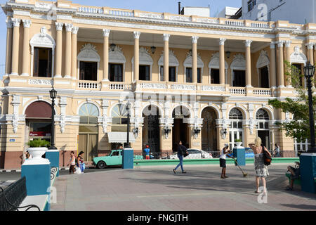 Santiago de Cuba, Cuba - 13 gennaio 2016: la gente che camminava sul dal Parco Cespedes davanti a un palazzo coloniale a Santiago de Cuba, C Foto Stock