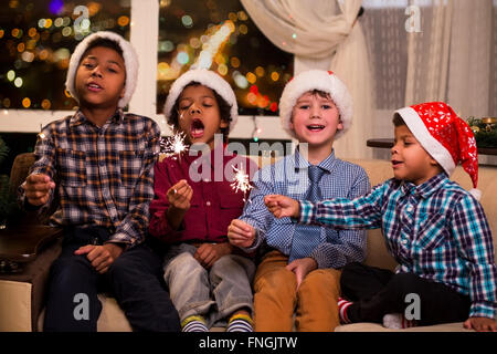 Quattro bambini Cantare Canto di Natale. Foto Stock