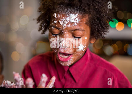 Bambino il volto cosparso di torta. Foto Stock