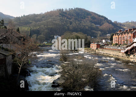 Fast fiume che scorre a Llangollen in Galles Foto Stock