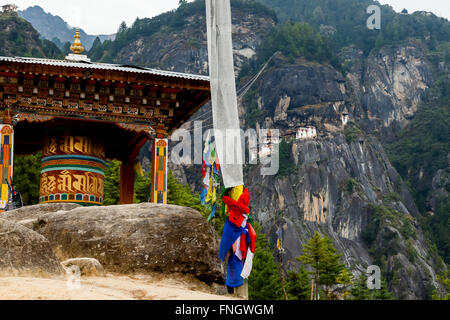 Paro Taktsang, noto anche come il Nido della Tigre, è un sito buddista sacro di Vajrayana Himalayan situato nella scogliera della valle di Paro in Bhutan. Foto Stock