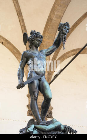 Statua in bronzo del Perseo con la testa di Medusa di Benvenuto Cellini nella Loggia dei Lanzi, Firenze Foto Stock