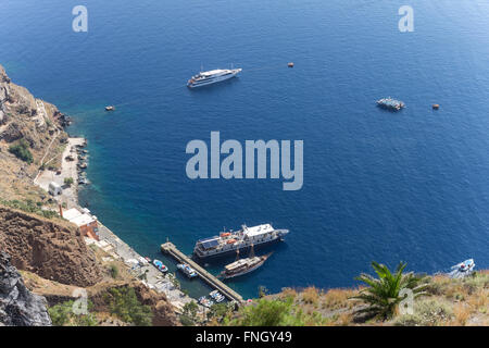 Grecia CICLADI Santorini Island, Fira, piccolo porto Foto Stock