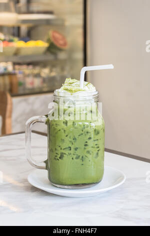 Verde Ice Tea con latte Foto Stock