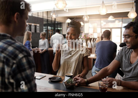 Donna africana imprenditore avente riuniti in un coffee shop Foto Stock