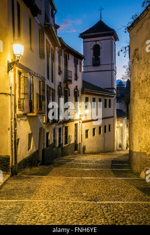 Vista pittoresca al crepuscolo di una via nel quartiere di Albayzin, Granada, Andalusia, Spagna Foto Stock