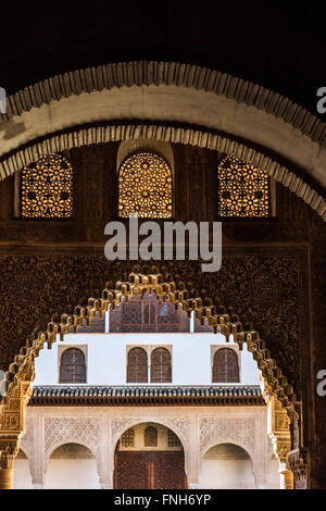 Architettura moresca all'interno del Palacios Nazaries o Nasrid palazzi, Alhambra Palace, Granada, Andalusia, Spagna Foto Stock