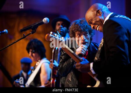 Mick Jagger esegue durante il In termini di prestazioni alla Casa Bianca: rosso, bianco e blu concerto nella Sala Est della Casa Bianca Febbraio 21, 2012 a Washington, DC. Foto Stock
