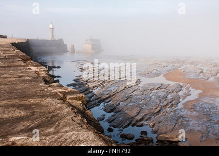 Un giorno di nebbia a Whitby nel North Yorkshire Foto Stock