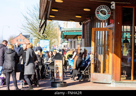 Lund, Svezia - 12 Marzo 2016: le persone aventi il caffè e godendo di ogni altri società. Cameriera che esce di casa Espresso a f Foto Stock