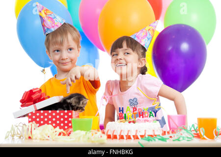 Dei bambini felici celebrare la festa di compleanno con apertura confezione regalo Foto Stock