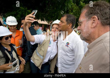 Peter Greenberg guarda come presidente Correa pone per un selfie con una donna in un cantiere edile a Manta, Ecuador durante le riprese del documentario di viaggio Ecuador: Royal Tour. Foto Stock