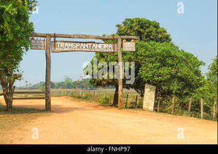 Gateway per la Transpantaneira road, Pantanal, Mato Grosso, Brasile Foto Stock