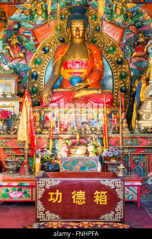 Statua all'interno di un tempio buddista tibetano Shuzheng village Jiuzhaigou Parco Nazionale nella provincia del Sichuan in Cina Sito Patrimonio Mondiale dell'Unesco Foto Stock